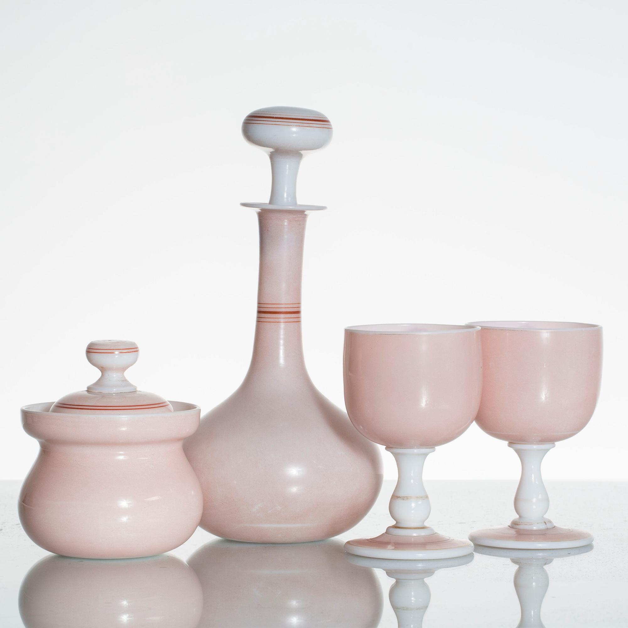 KARAFF, SKÅL med lock samt BÄGARE 2 stycken, flussglas, troligen Frankrike omkring 1900.