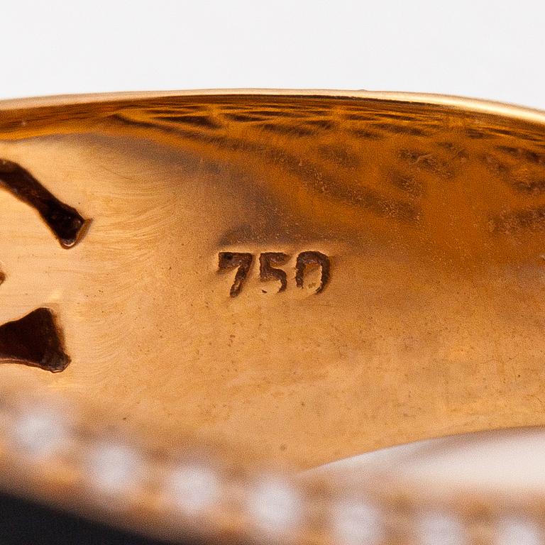 An 18K gold ring with diamonds ca. 0.68 ct in total, a topaz and enamel. Marked Tsvet.