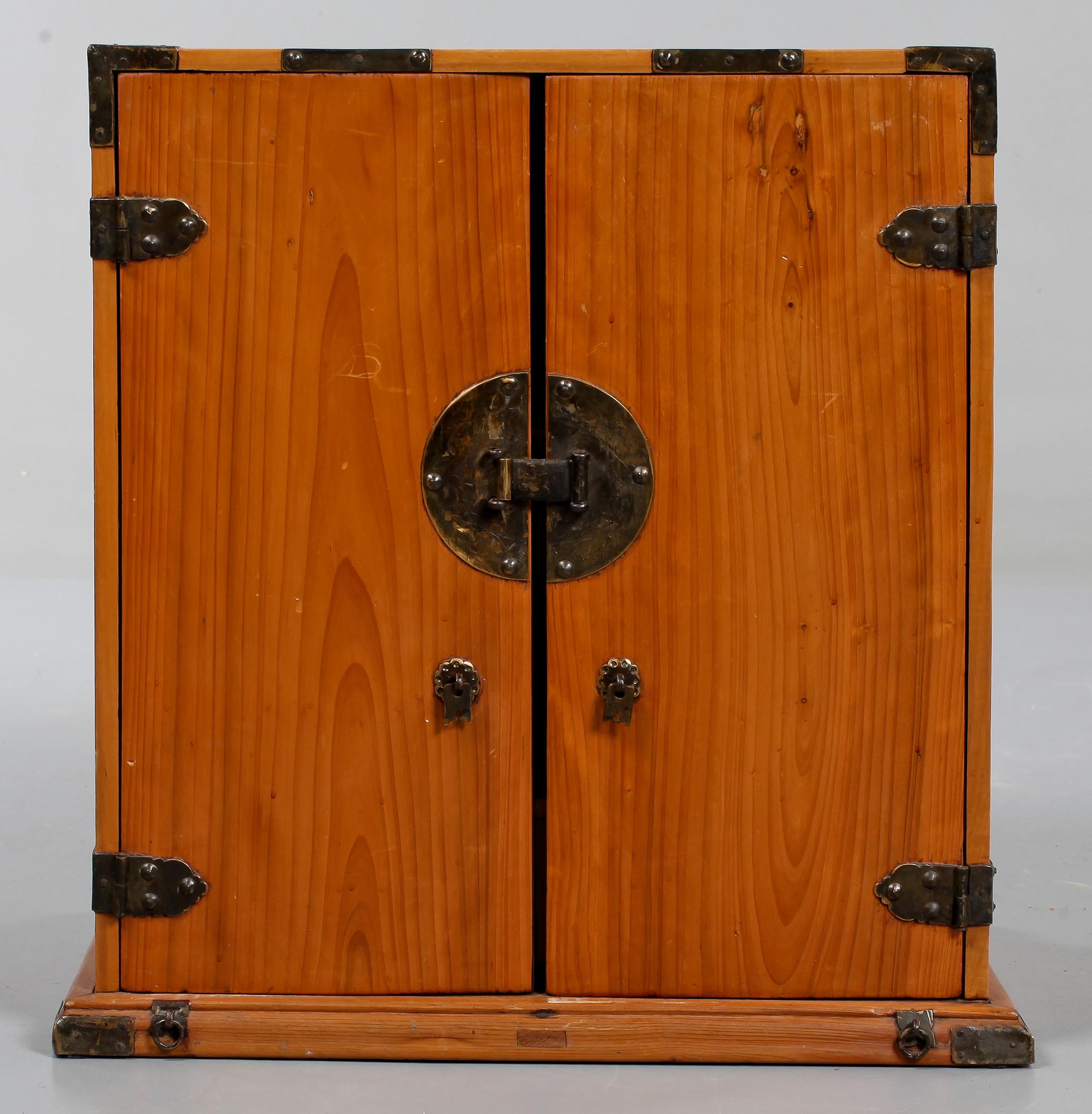 SKÅP, Kina, 1800-tal.