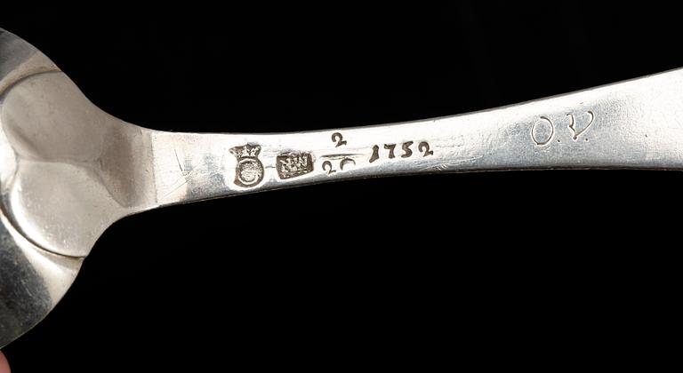 SKEDAR, 12 st, silver, bl a Peter Falk (1765-66) Falköping. främst 1700-tal. Tot vikt ca 605g.