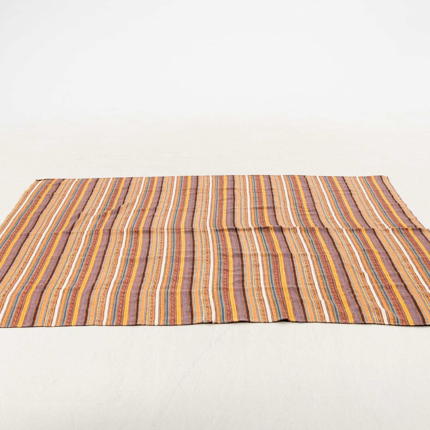 Vävnad Azerbaijan Jajim antik ca 242x223 cm.