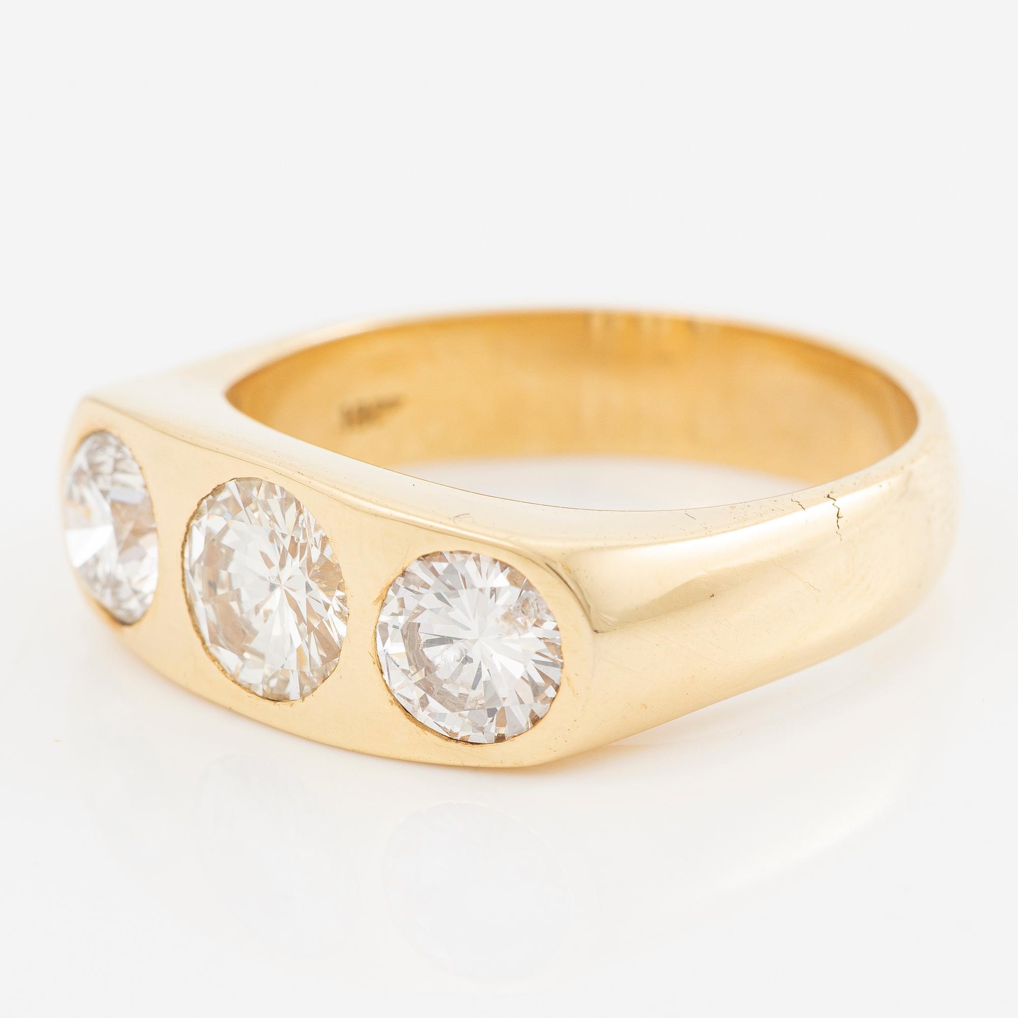 Ring in 18K gold with three brilliant-cut diamonds.
