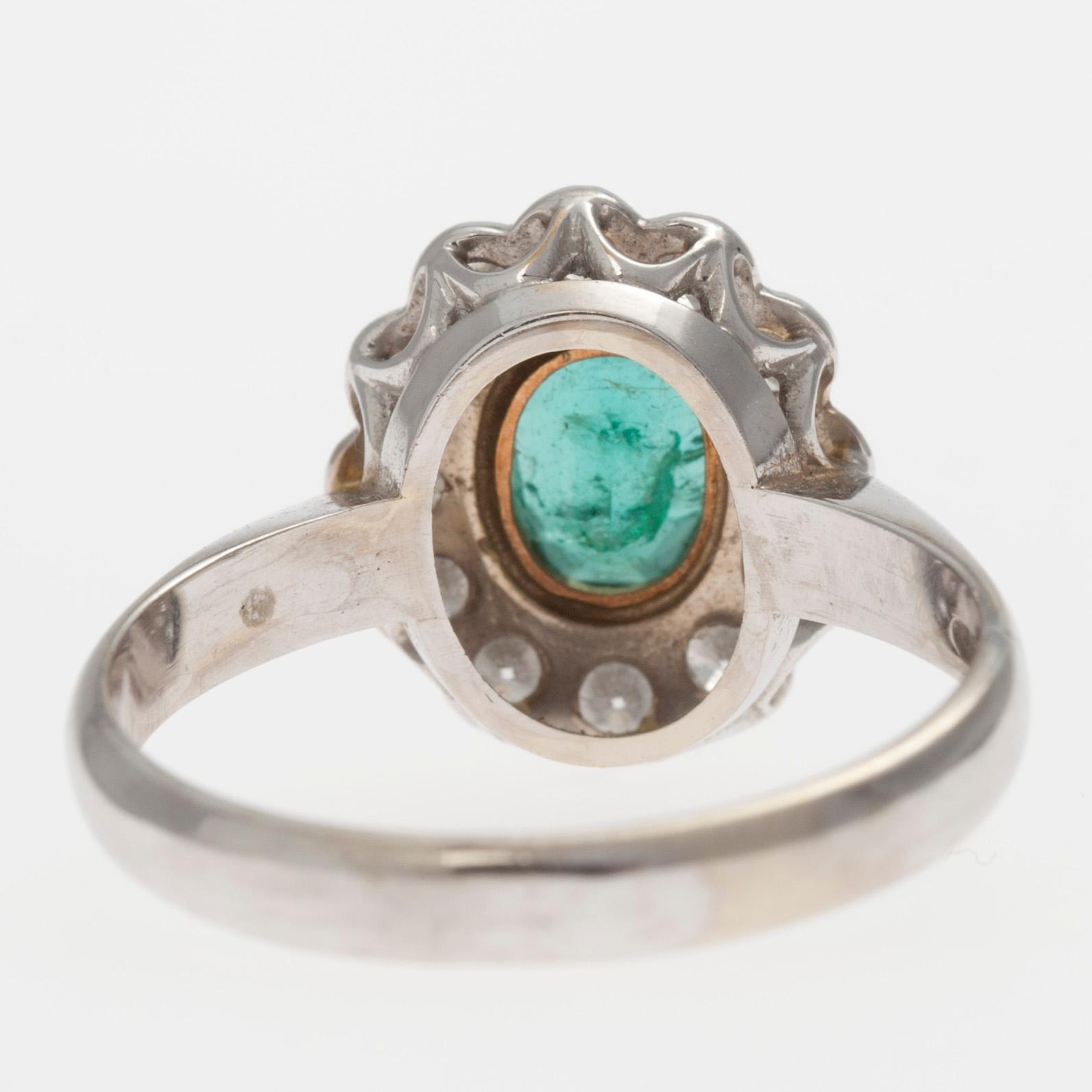 RING, 14K vitguld, smaragd, små diamanter. OLL 1987. Vikt 3,5 g.