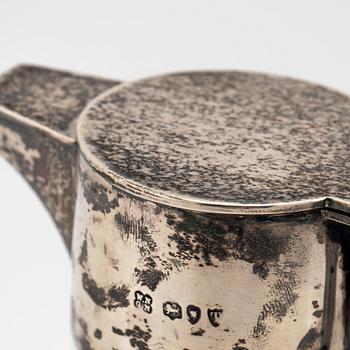 Borgila, bägare, sterlingsilver, 1943, samt kanna, glas och silver, W.N.G.N, London, 1894.