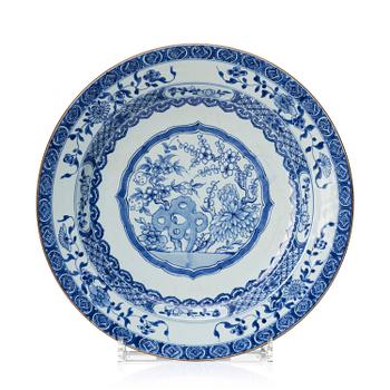 1173. A large blue and white serving dish, Qing dynasty, Yongzheng (1723-35),