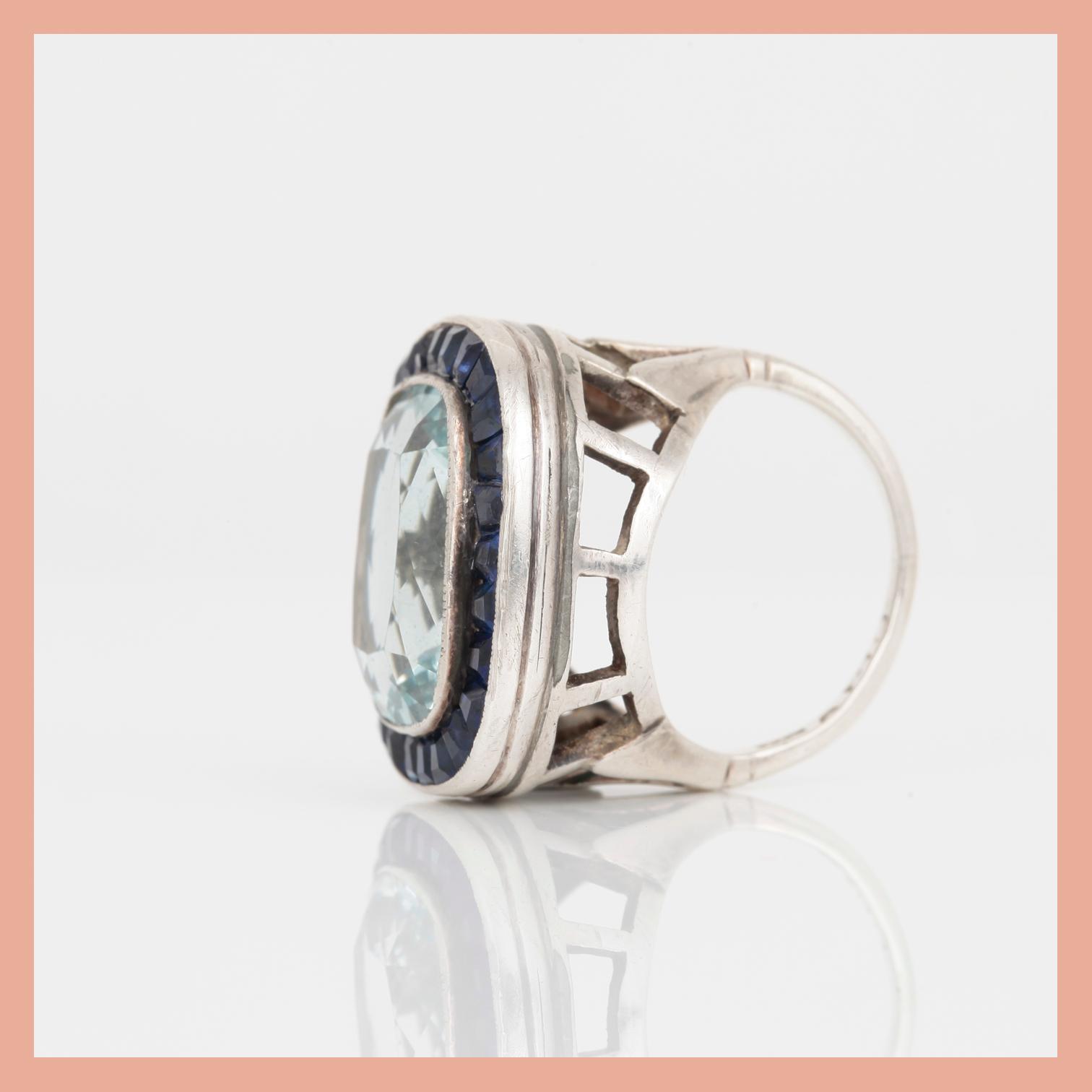 RING, silver med kuddslipad akvamarin, tot ca 6,91 ct och troligen små safirer,  Stockholm, 1932. Total vikt ca 8,19 g.