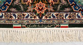 Matto, old Esfahan, part silk, signed, ca 225 x 149 cm (ca 1,5-2,5 cm flat weave at the ends).