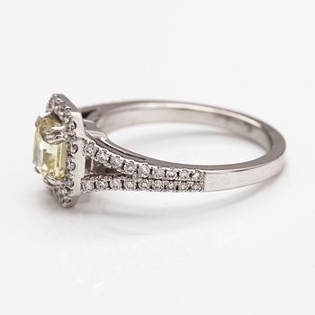 An 18K white gold ring with diamonds ca. 1.42 ct in total.