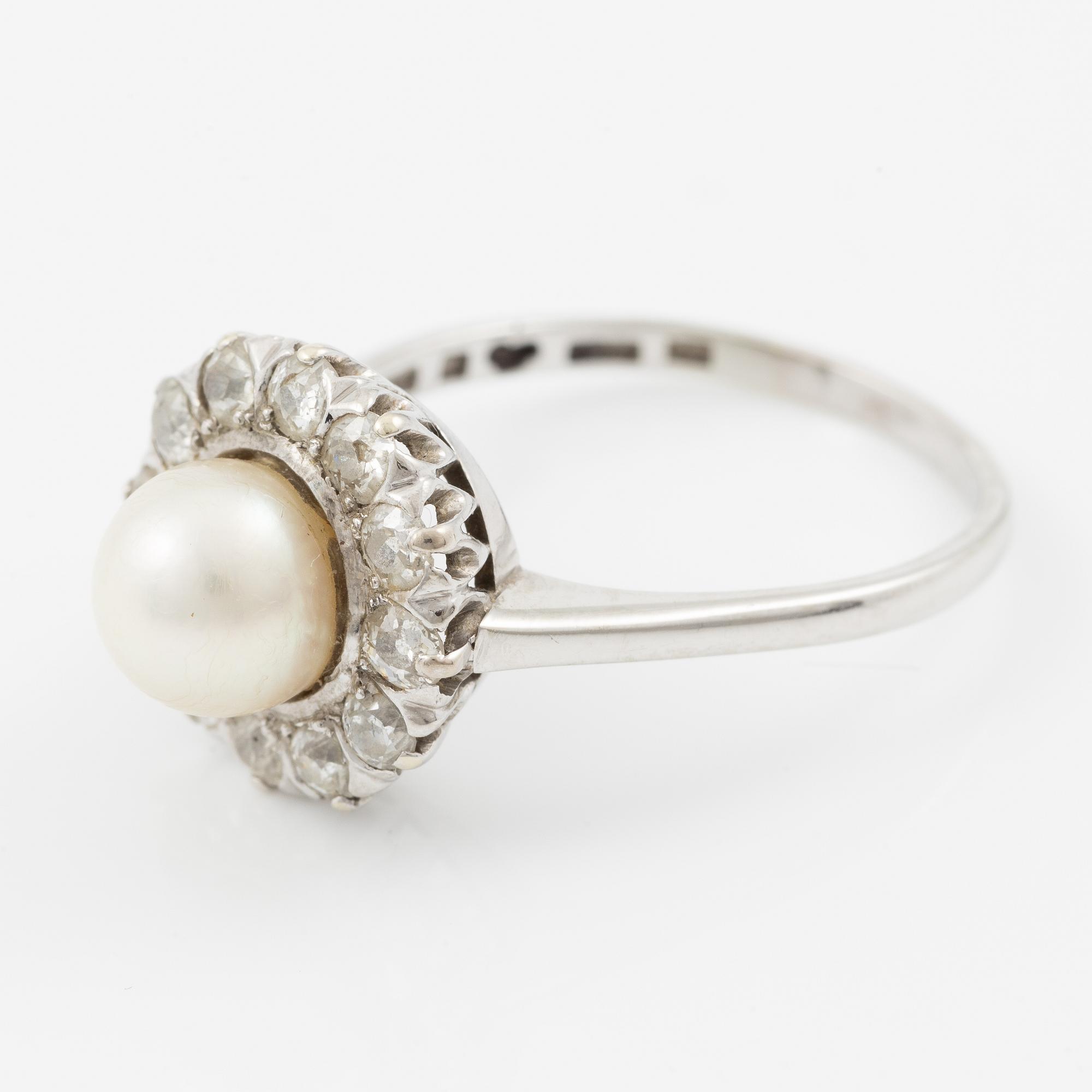 Ring in 18K white gold with a cultured pearl and old-cut diamonds.
