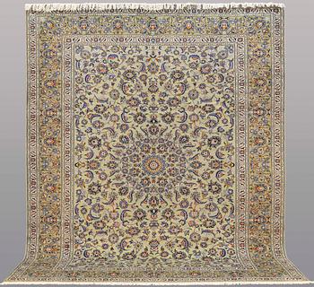 A CARPET, Kashan, signerd, ca 383 x 300 cm.