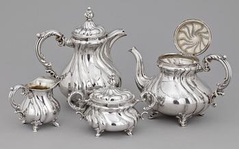 KAFFE- samt TESERVISDELAR, 4 st, silver, rokokostil, svenska importstämplar. 1900-tal. Totalvikt 1816 g.