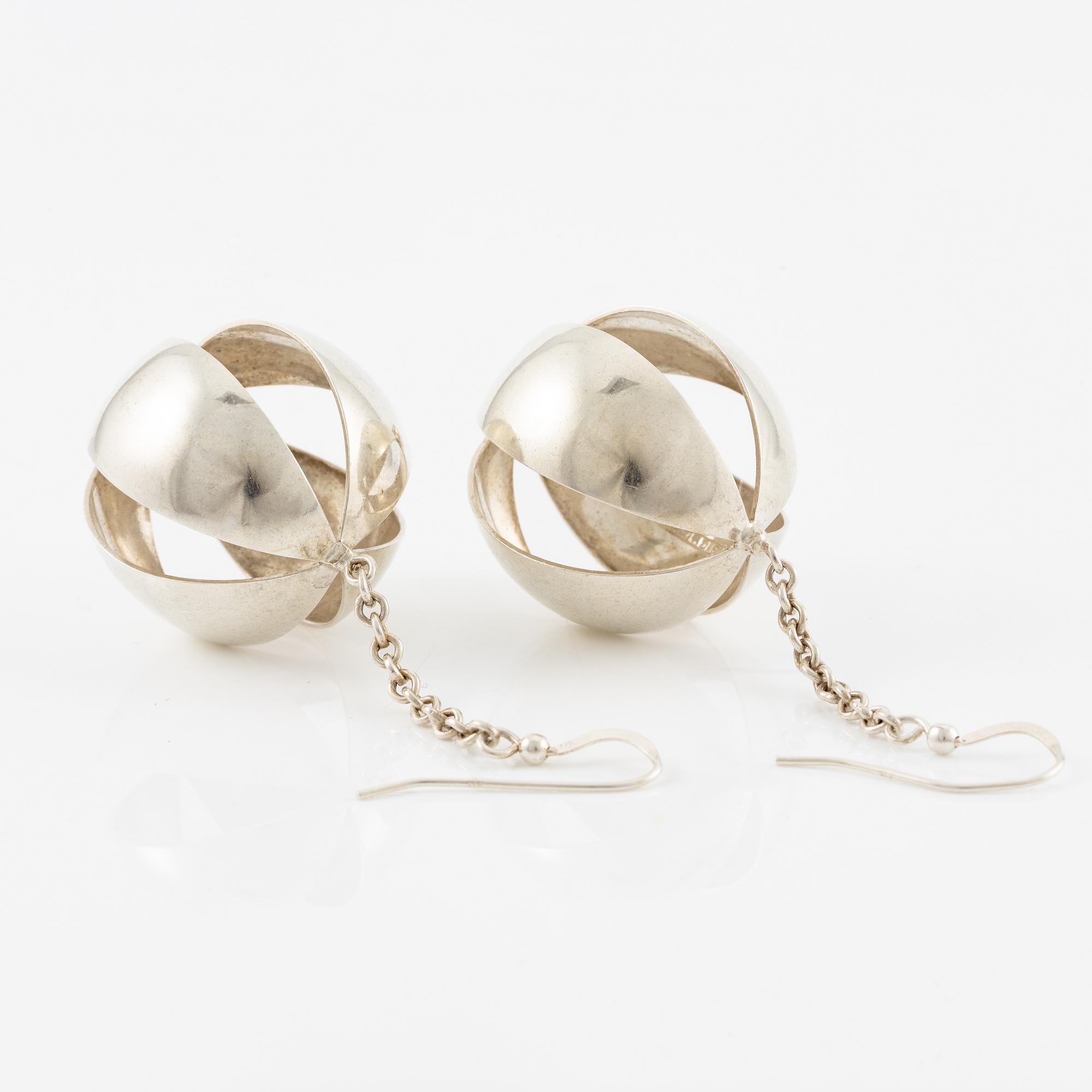Elis Kauppi, örhängen, ett par, silver, Kupittaan Kulta, Åbo 1967.