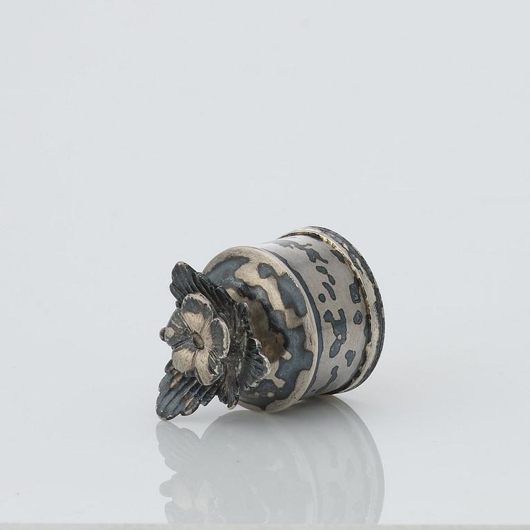 Lornez Vick (verksam i Ulricehamn 1766-1808), ättiksflaska med blått glas, silverpropp och fot. Rokoko.