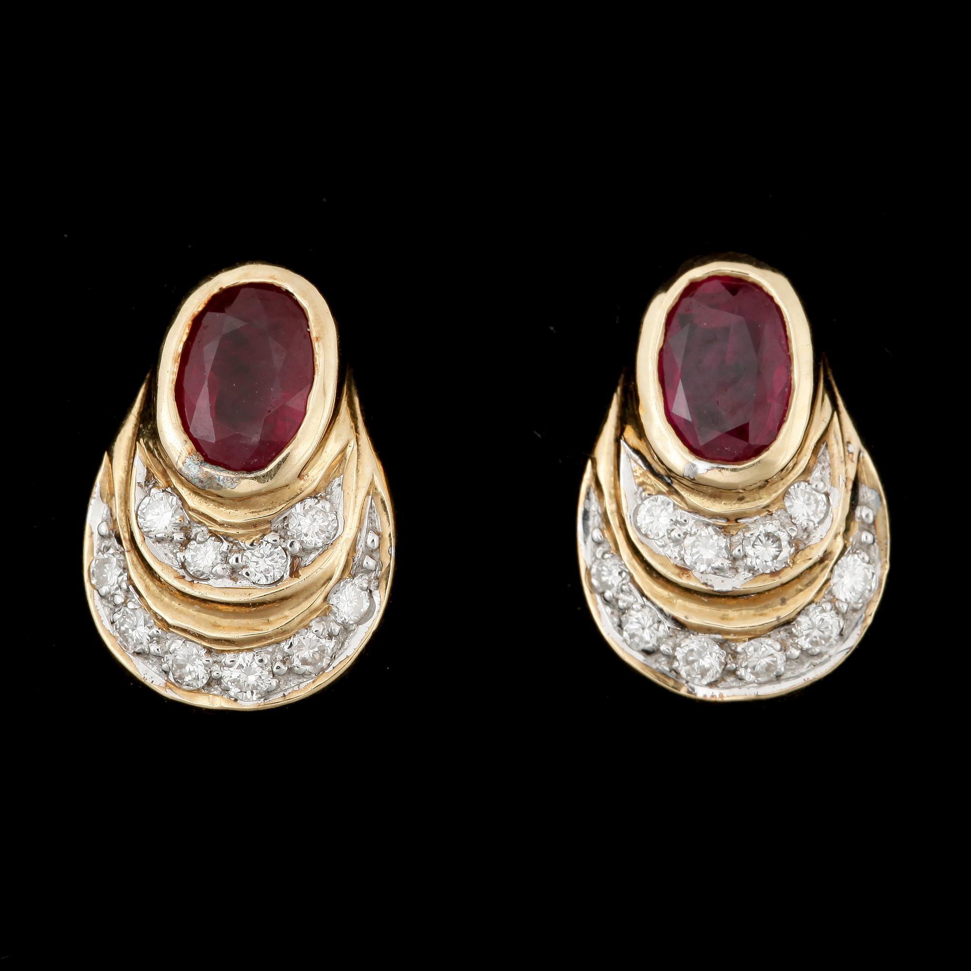 ÖRHÄNGEN, ett par, 18k guld med ovala rubiner tot ca 1.0ct samt briljantslipade diamanter tot ca 0.2ct. Tot vikt ca 4,6g.