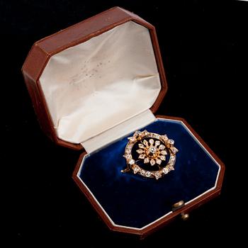 BROOCH, 33 old cut diamonds c. 3.30 ct.