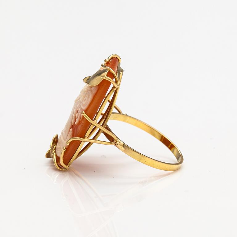 An 18K gold ring with a seashell cameo. Italy.