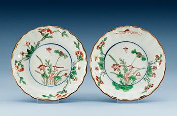 1559. A pair of wucai dishes, Ming dynasty, ca 1630/40, Chongzhen with Chenghuas six character mark.