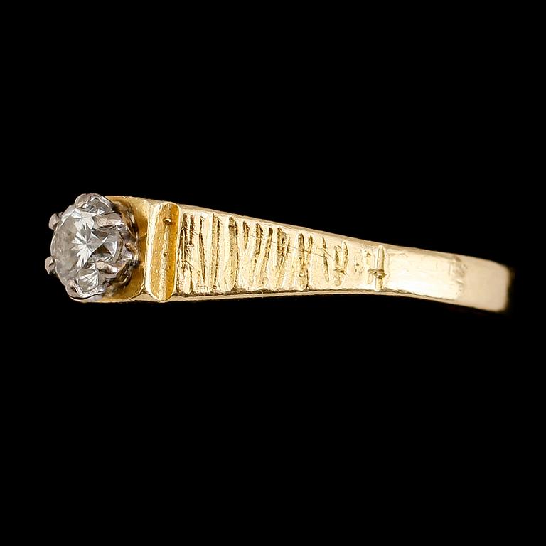 RING, 18 k guld med briljantslipad diamant. Vikt ca 3 gram.
