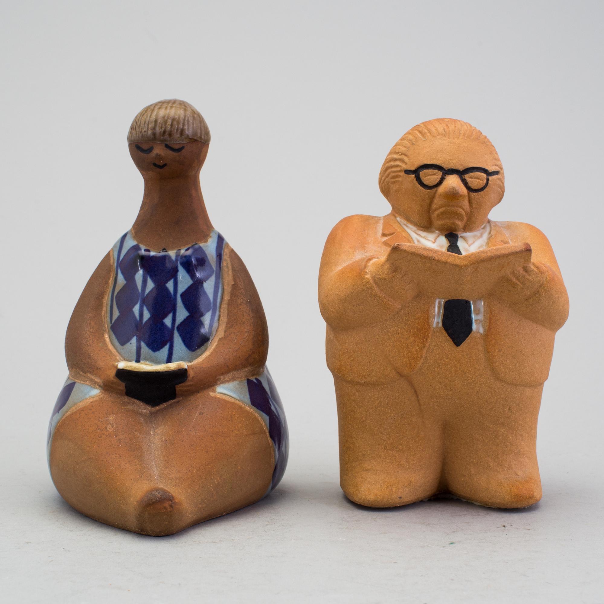 LISA LARSON, figurin, stengods, "Amalia" samt "Gunnar Sträng" sparbössa. Gustavsberg.