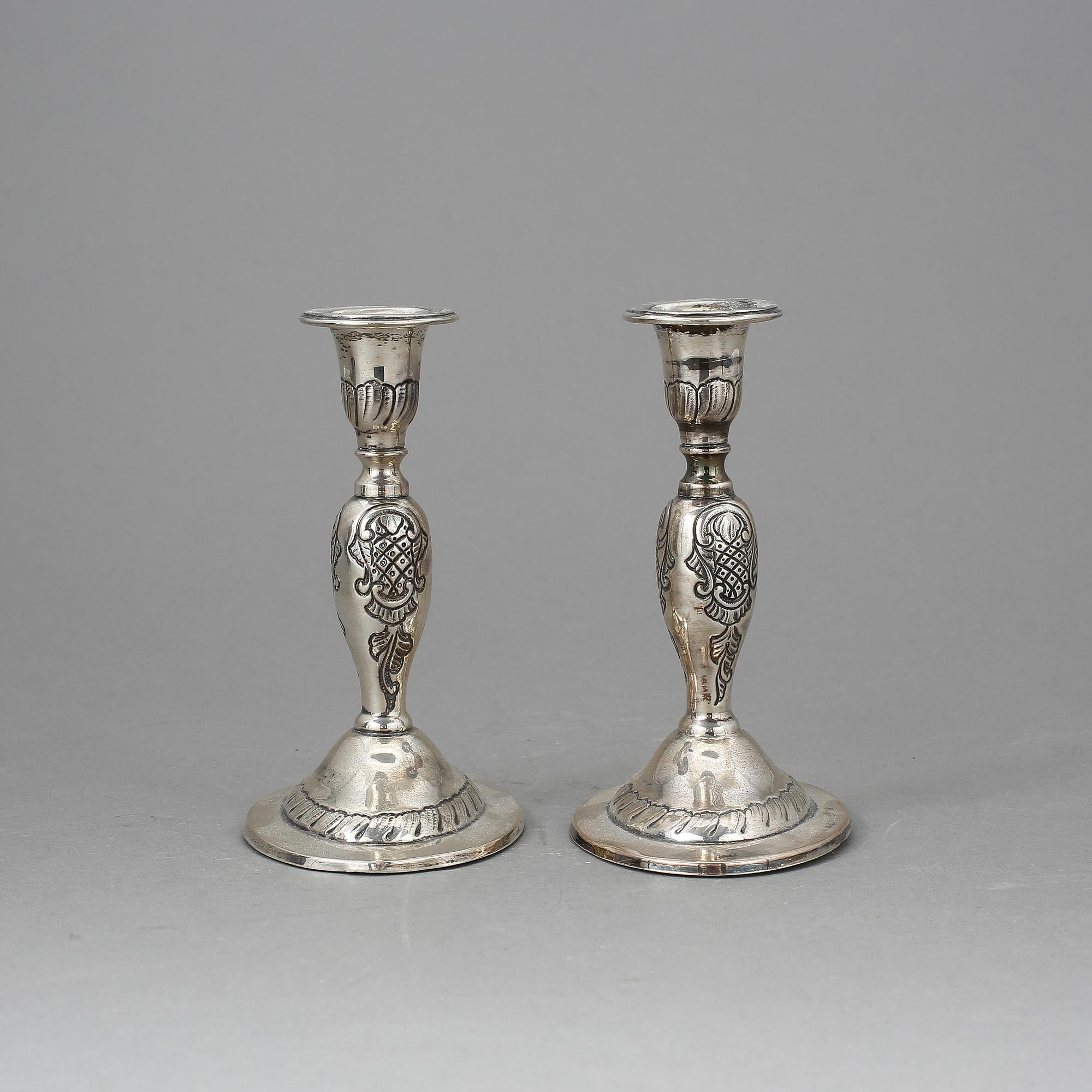 LJUSSTAKAR, ett par, silver, otydliga stämplar, Danmark, sannolikt tidigt 1900-tal.