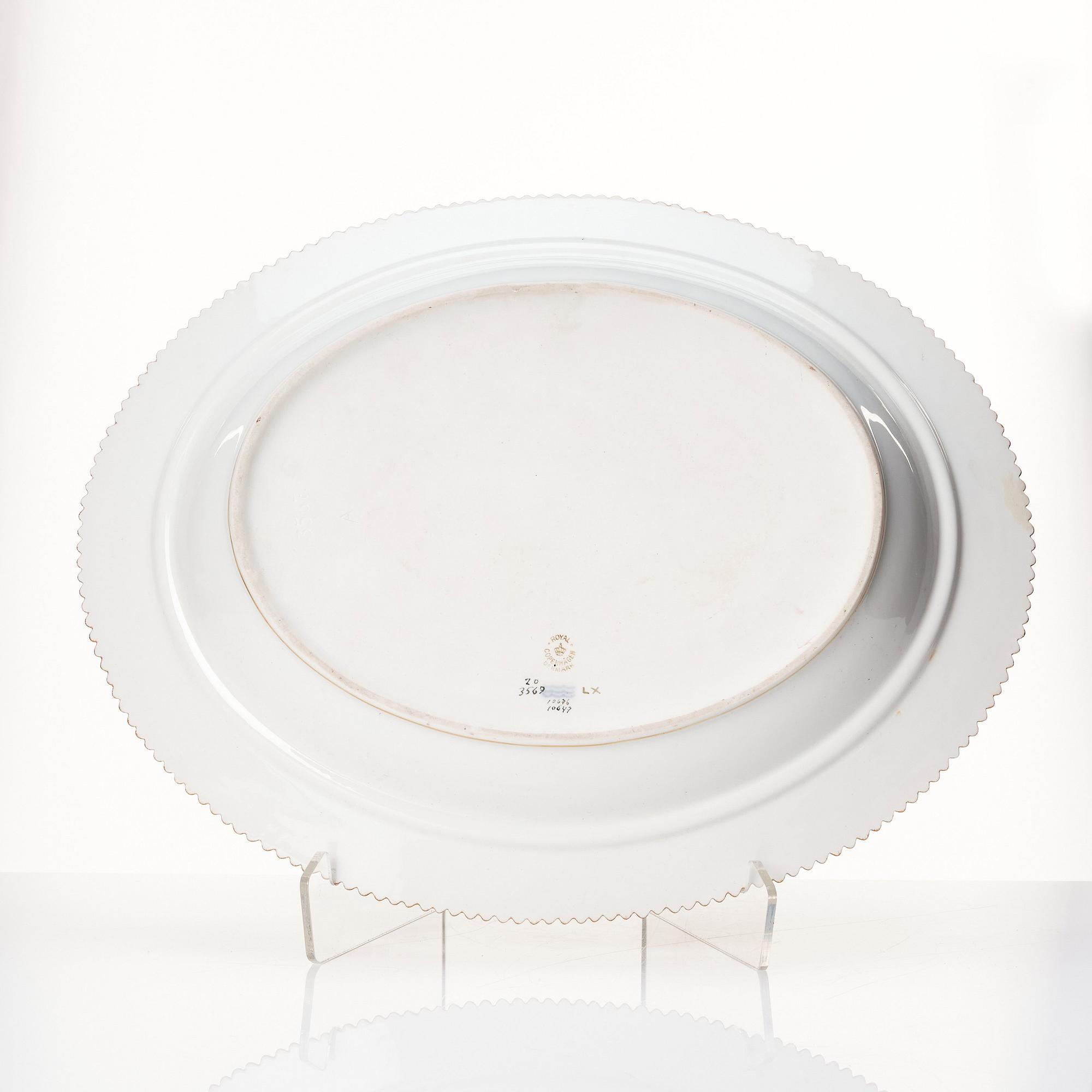 A Royal Copenhagen 'Flora Danica' dish with cover, Denmark, 20th Century.