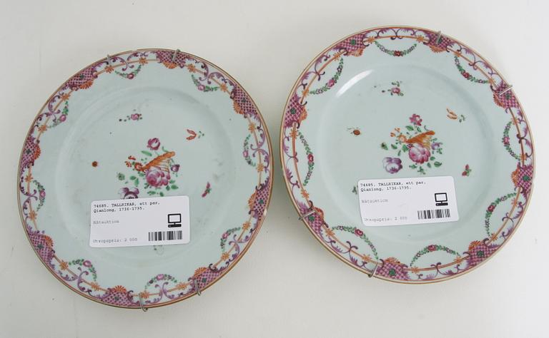 TALLRIKAR, ett par, porslin, Kina, Qianlong, 1736-1795.