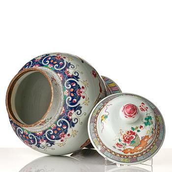 Golvurna med lock, porslin. Qingdynastin, 1800-tal.
