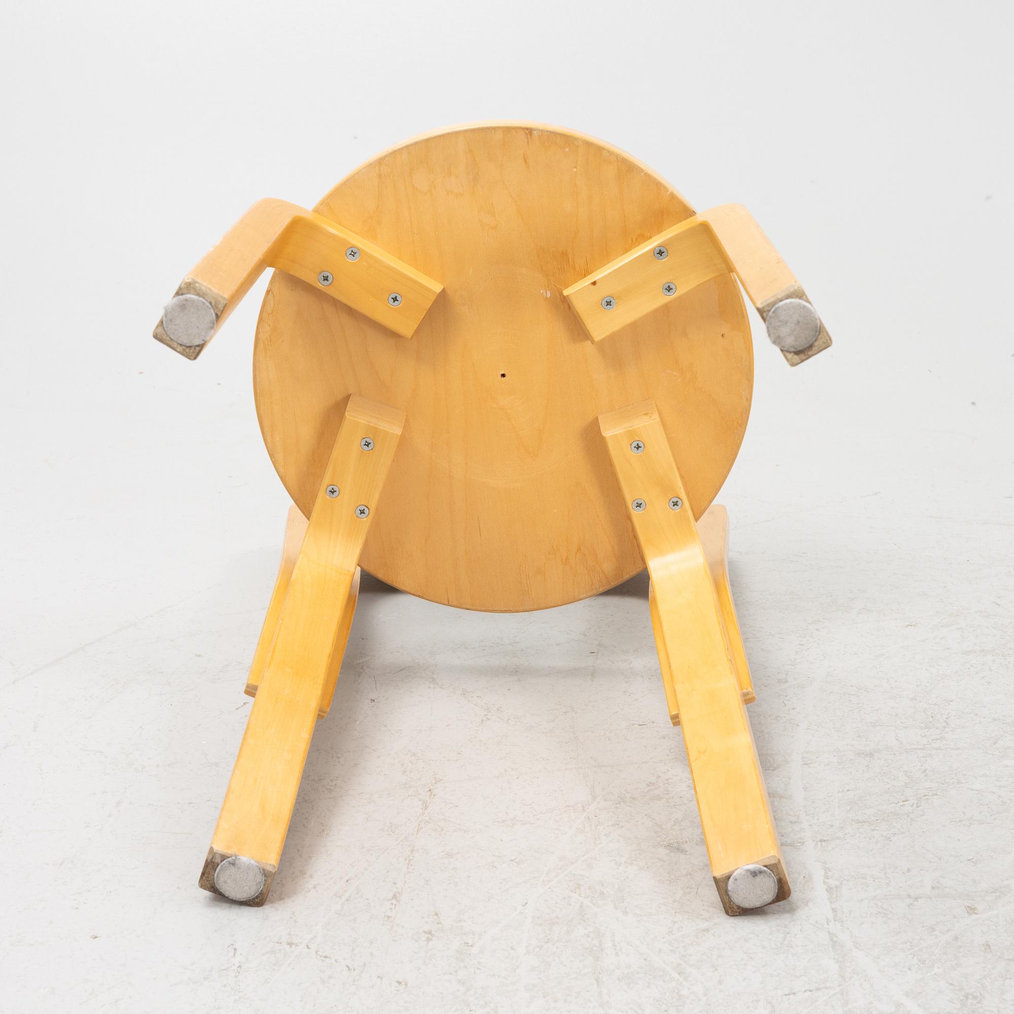 Alvar Aalto, bord, modell 816,  samt 3 st stolar, modell 65, Artek, 1900-talets mitt.