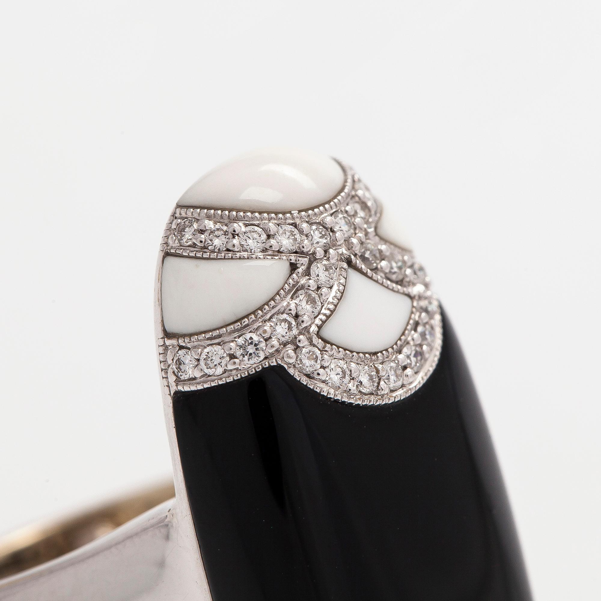 Sormus, musta ja valkoinen onyksi briljanttihiotut timantit.