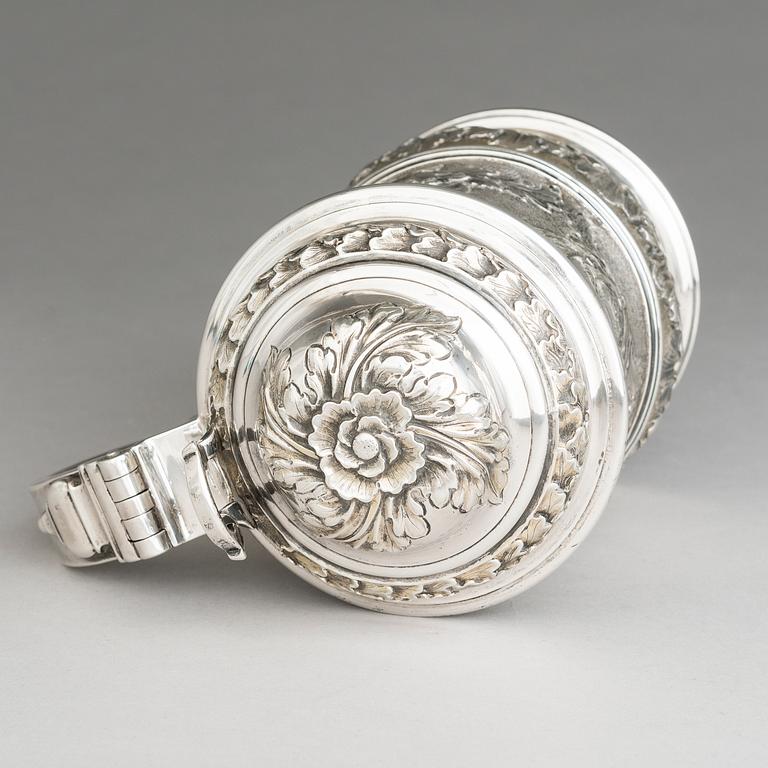 JOHN EDWARDS II, DRYCKESKANNA, sterling silver, London 1755.