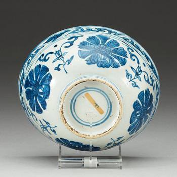 A blue and white Transitional bowl, 17th Century.