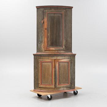 A painted corner cabinet from around the year 1800.