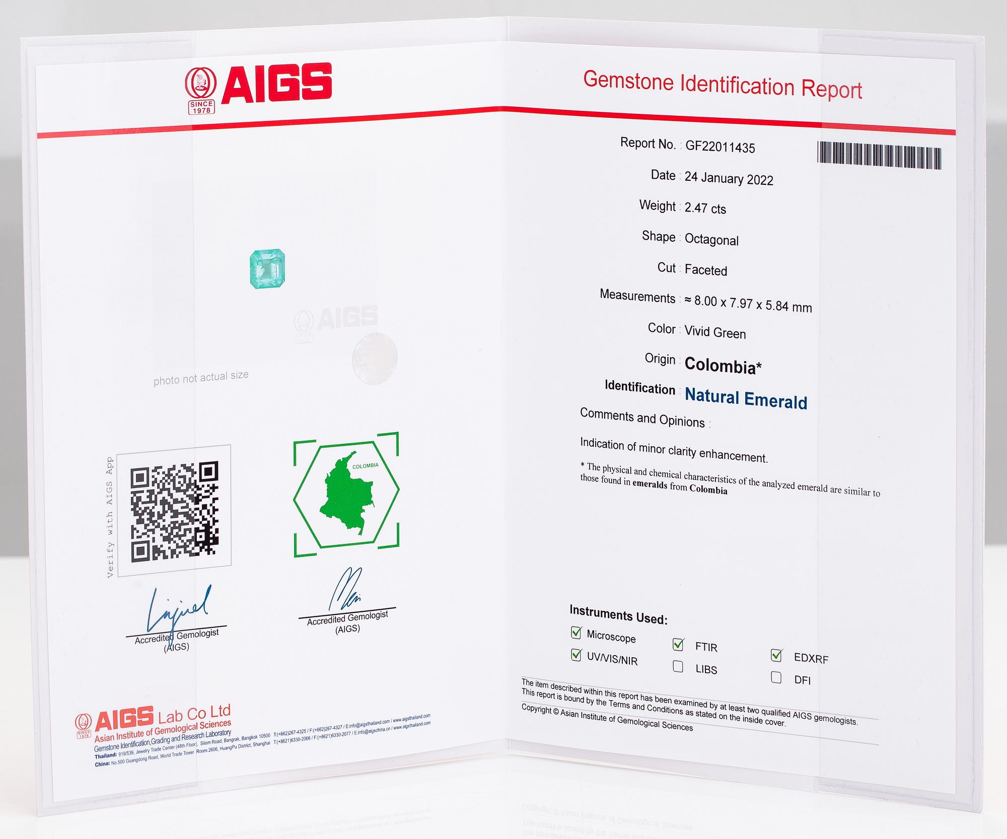 An 18K gold ring with a 2.47 ct emerald and diamonds ca. 0.48 ct in total. With certificate.