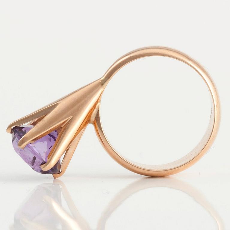 Elis Kauppi, A RING, 14K gold, amethyst, Finnish export hallmarks. 1970´s.