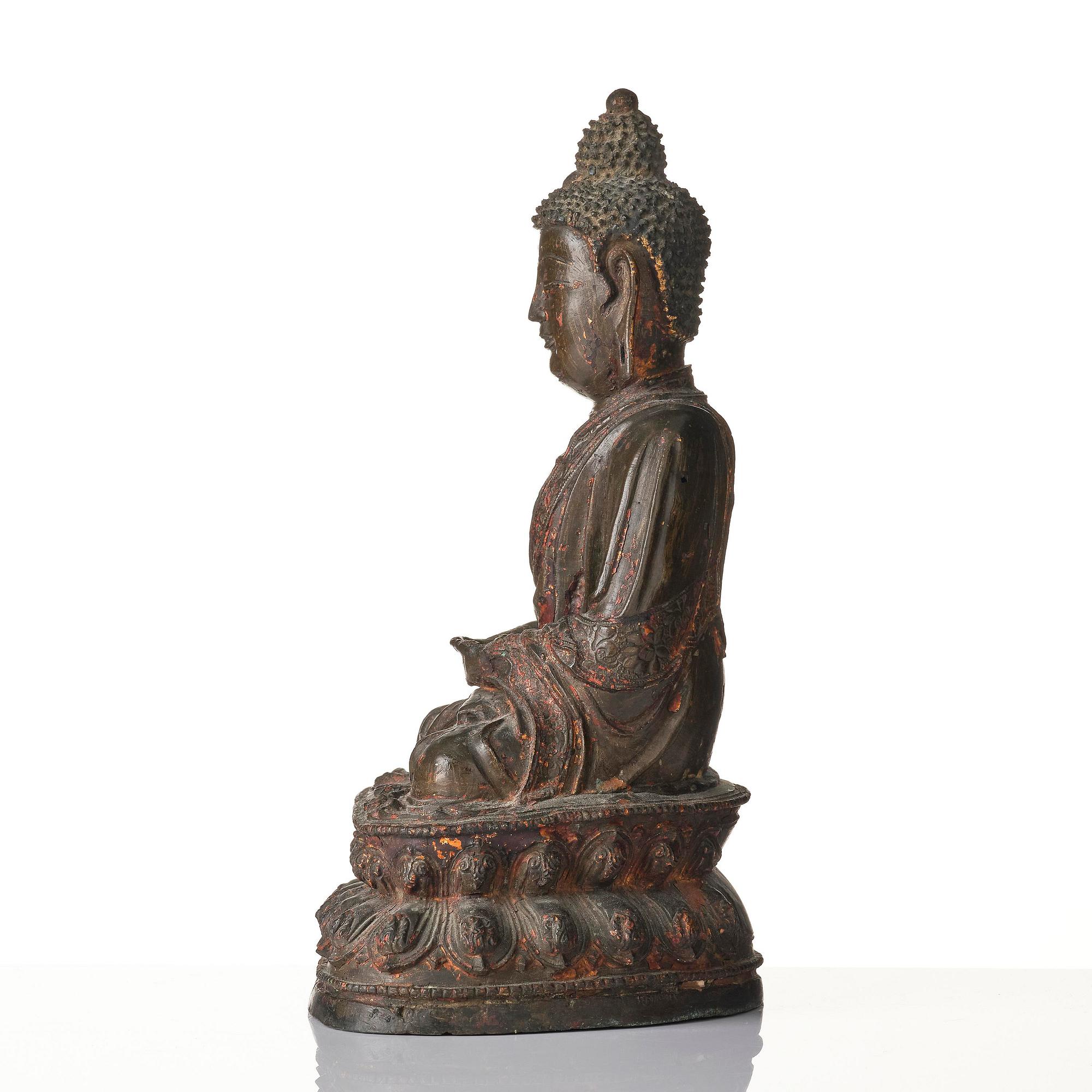 A large gilt lacquered figure of Buddha, Ming dynasty (1368-1644).