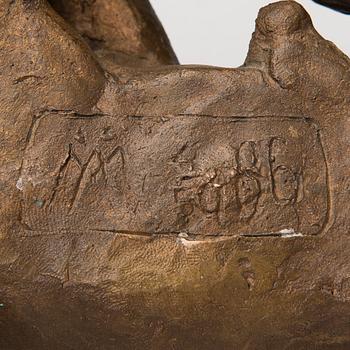 MIINA ÄKKIJYRKKÄ, veistos, pronssia, signeerattu ja päivätty -86.