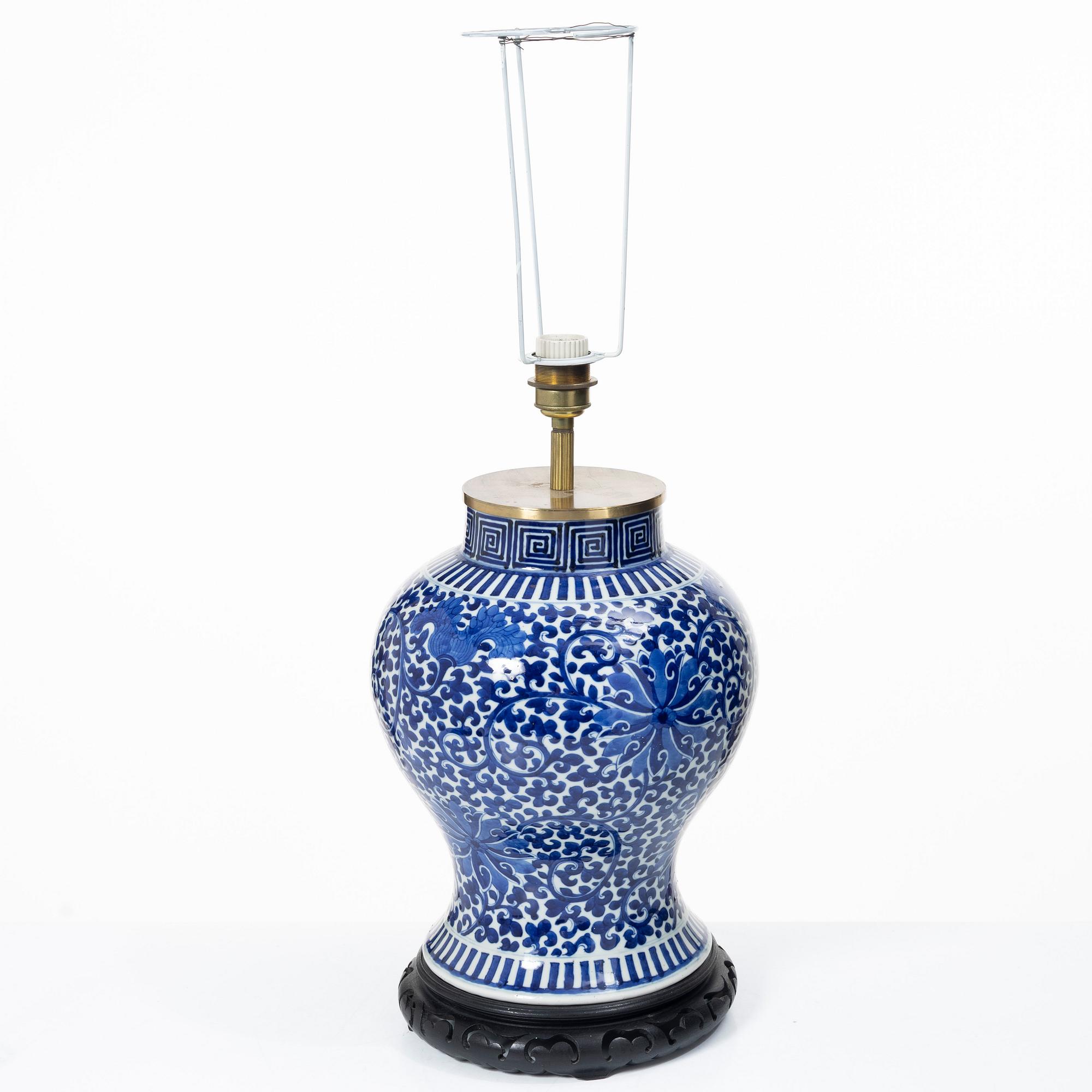 A blue and white porcelain urn/table lamp, 20th century.