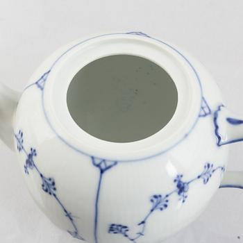 A 'Blue Fluted' / 'Musselmalet' porcelain teapot, Royal Copenhagen, model 259, 1898-1923.