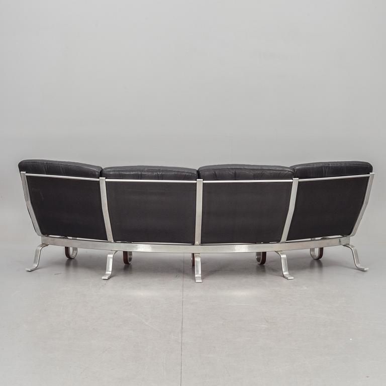 SOFFA, med FOTPALL. Design Eric Sigfrid Persson ur serien "Flytande Design". 1900-talets senare del.