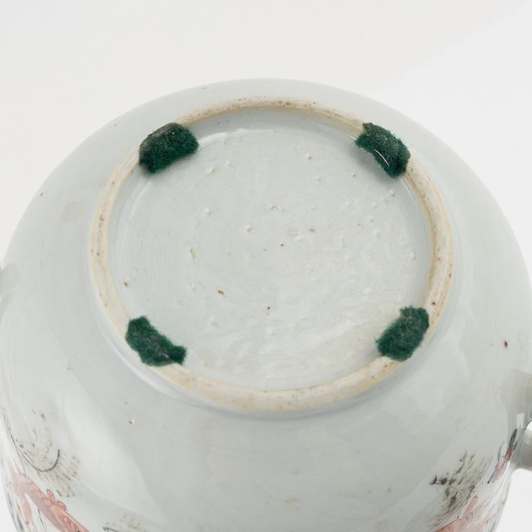 A porcelain cup with cover, China, 18th century.