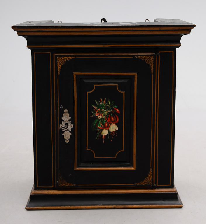 HÄNGSKÅP, 1800-talets första hälft.