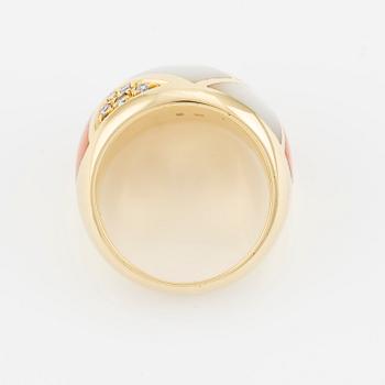 Ring, 18K guld med korall, pärlemor och briljantslipade diamanter, Italien.