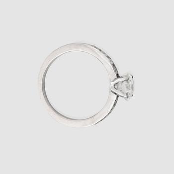 A brilliant-cut diamond, 1.38 cts, circa E/VS, and side stones 0.32 ct in total, ring.