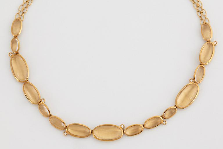 Collier Stern "Justine" 18K guld med cabochonslipad bergkristall och runda briljantslipade diamanter.