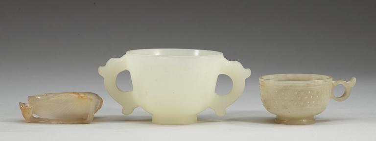 VINOFFERBÄGARE, två stycken, nefrit samt PENSELBAD, agat. Qing dynastin.