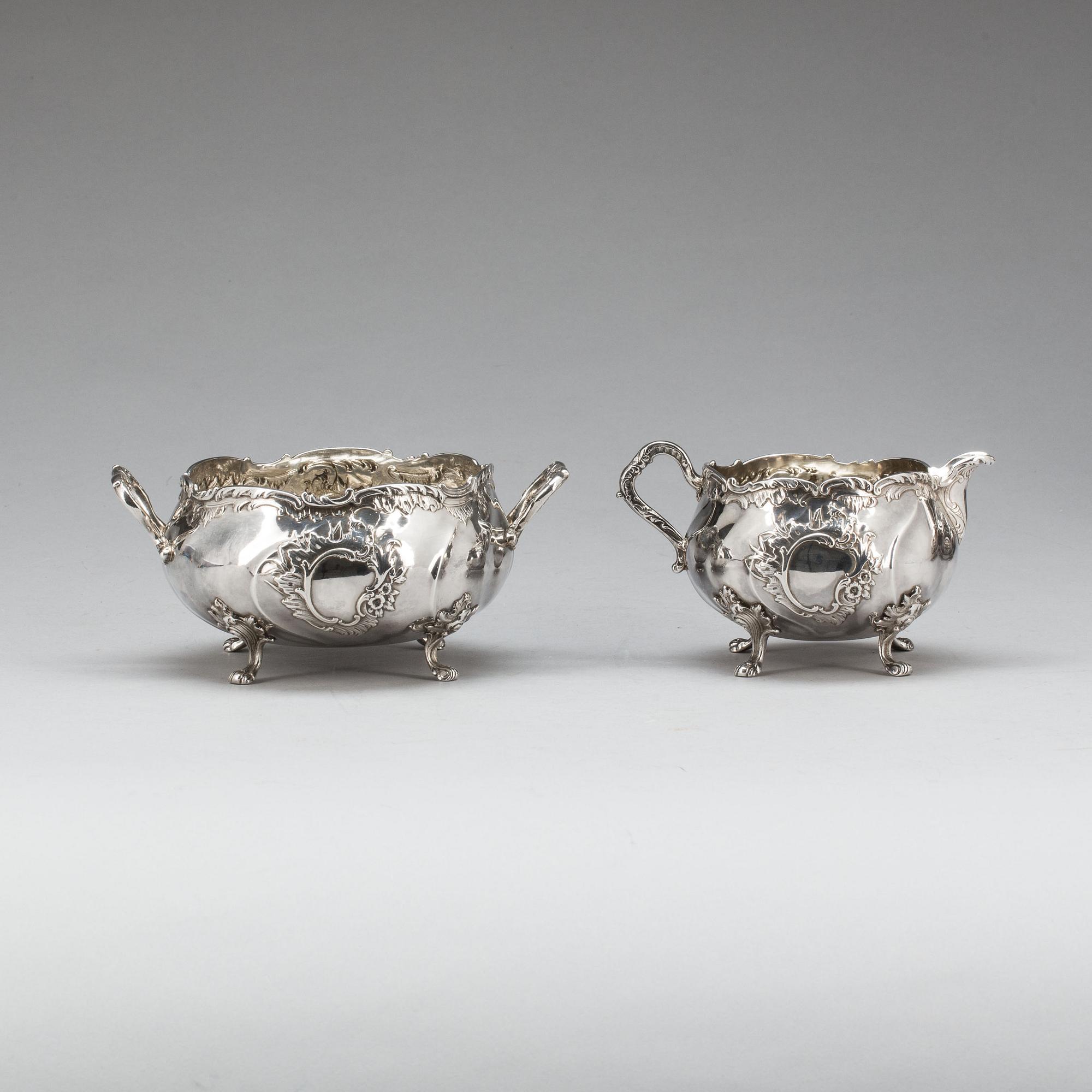 KAFFE- OCH TESERVIS, 4 delar. Silver, firma Michelsen. Köpenhamn 1931. Rokokostil. Ca 3500g.