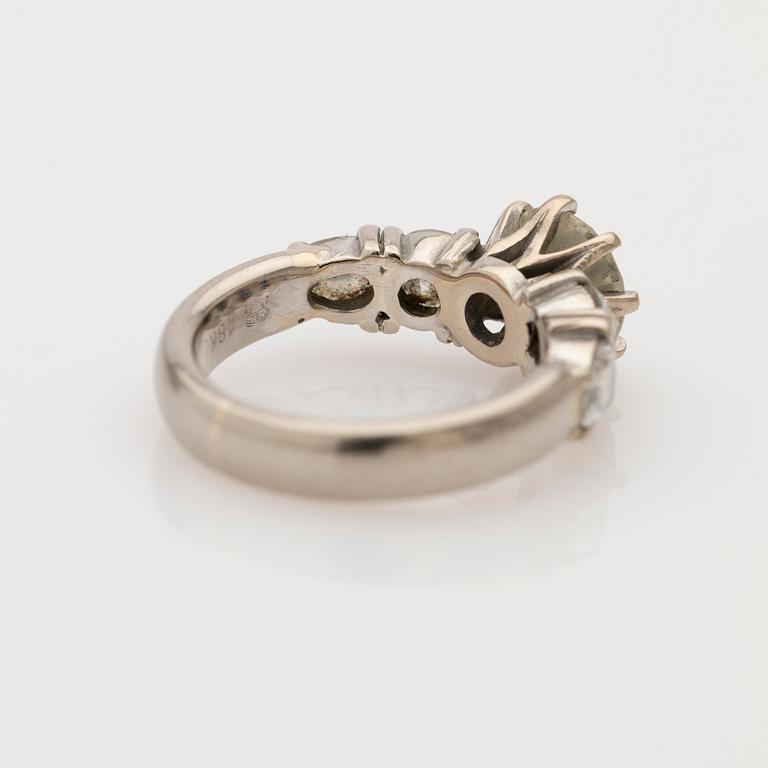 Ring, 18k guld med 5 diamanter.
