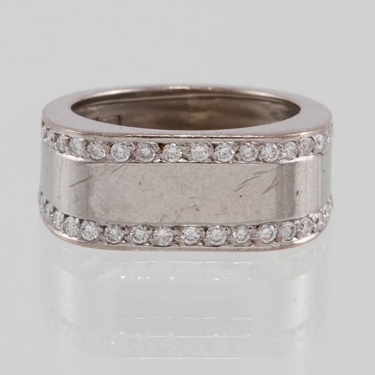 RING, 18K vitguld med briljantslipade diamanter, Heribert Engelbert, Stockholm, 2000. Vikt 6,6 gram.