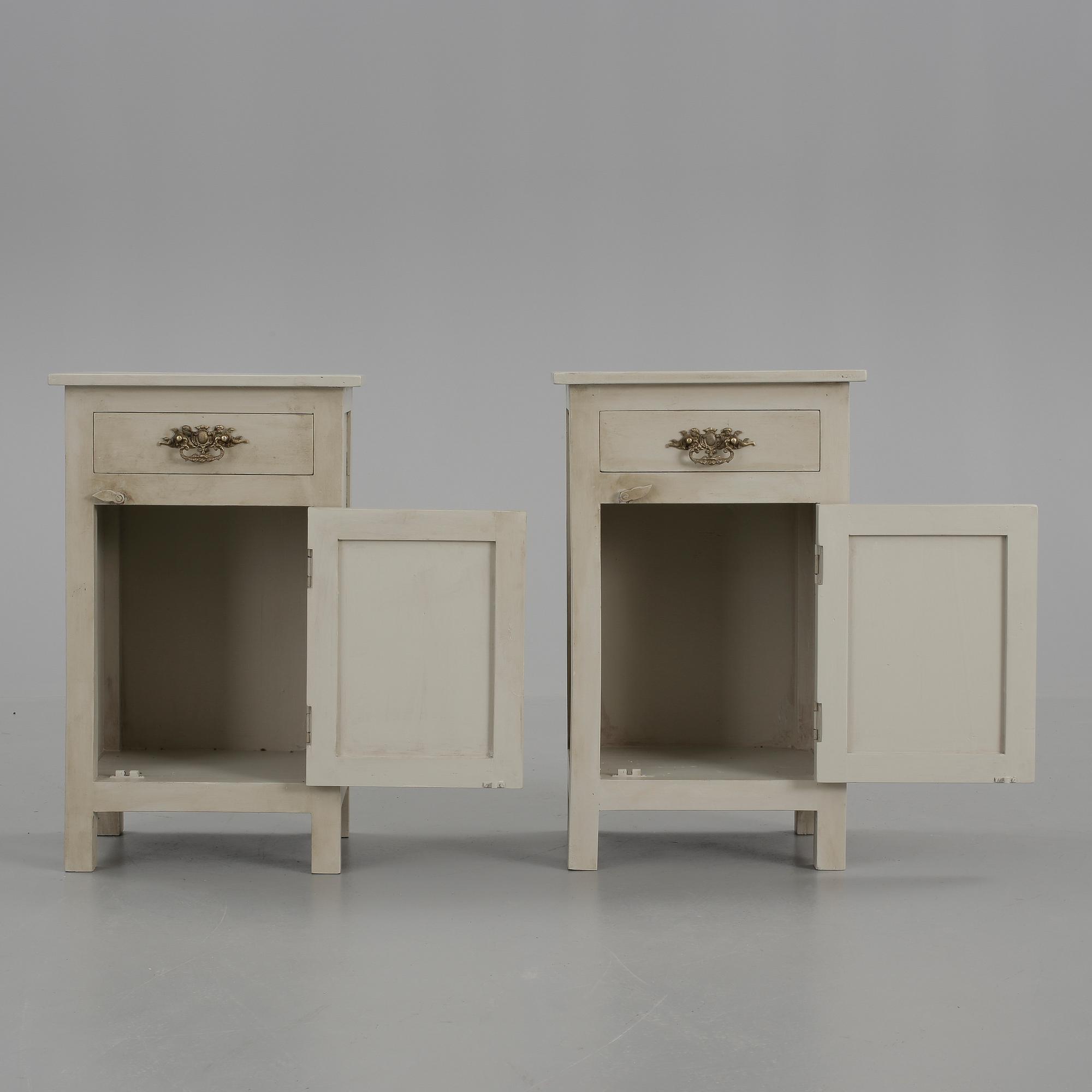 SÄNGBORD, ett par, gustaviansk stil, 1900-tal.