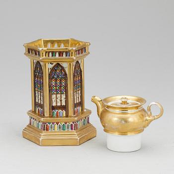 TEKANNA MED STÄLL, porslin, empire/nygotik, 1800-talets första hälft/mitt.